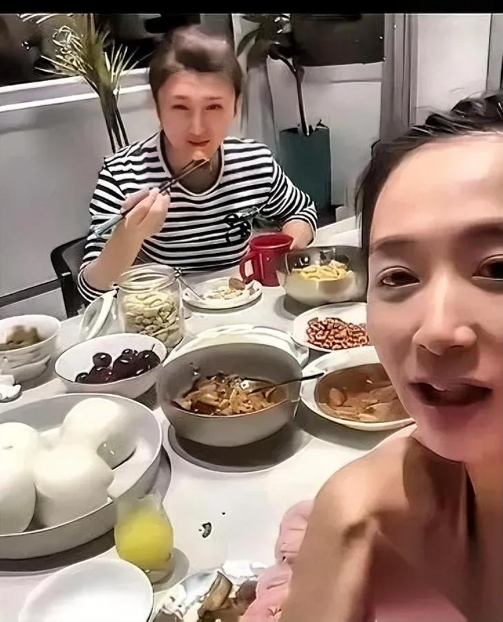 新年第一瓜？

王芳又搞事了！

居然把闫学晶请到三亚家里做客，还敢发出来？
