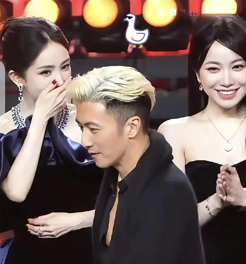 谢霆锋和杨幂在微博之夜后台被拍到同框，俩人站得挺近，还聊了几句。

视频里杨幂穿