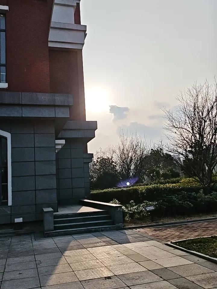 阳光充足，寒风习习，又是一天上班，充实中改变心态！明媚阳光感 空气凊新的一天 城