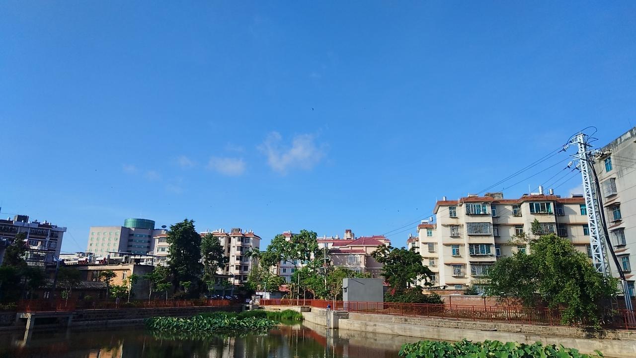 蓝色天空下的小区远景