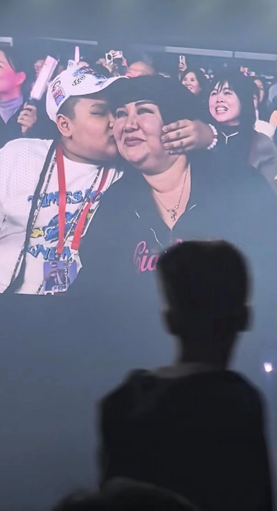 郭汾阳抢了岳云鹏的风头!11月9日晚上，岳云鹏在西安举办演唱会，第1个特写镜头给