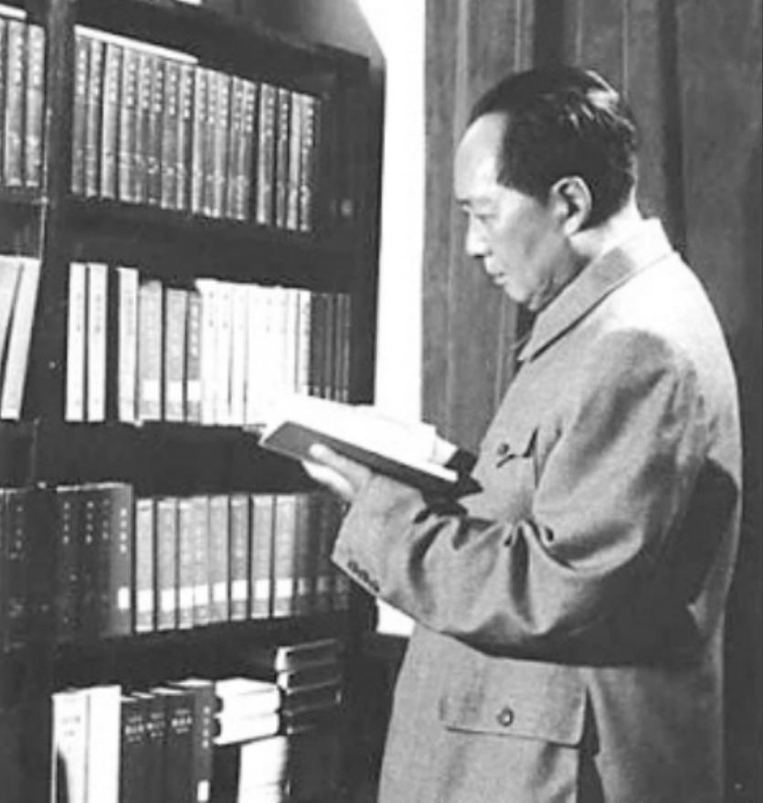 毛泽东年少时期酷爱读书，因沉迷书卷与父亲发生激烈争执，竟被斥责为鬼迷心窍，引发家