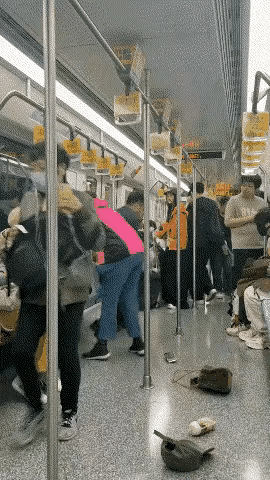 地铁互殴事件中为何少有人劝架？是人心冷漠，还是怕惹麻烦？
据说起始阶段听到两人口