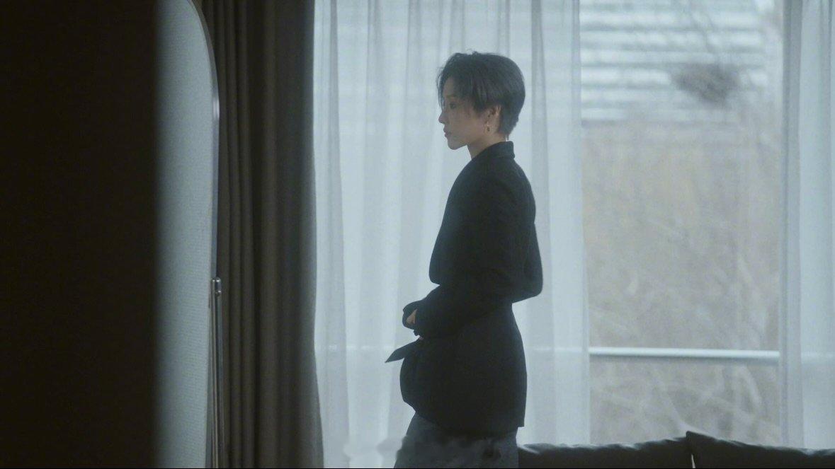 刘雨昕Dior温柔序曲 把简约黑调穿搭穿出高阶质感，利落线条修饰优越比例，复古宽