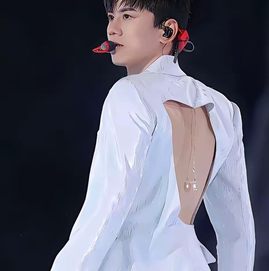 女人能性感男人就不能性感吗
张杰演唱会会上这套衣服还真有国际范儿
有人又酸了说杰