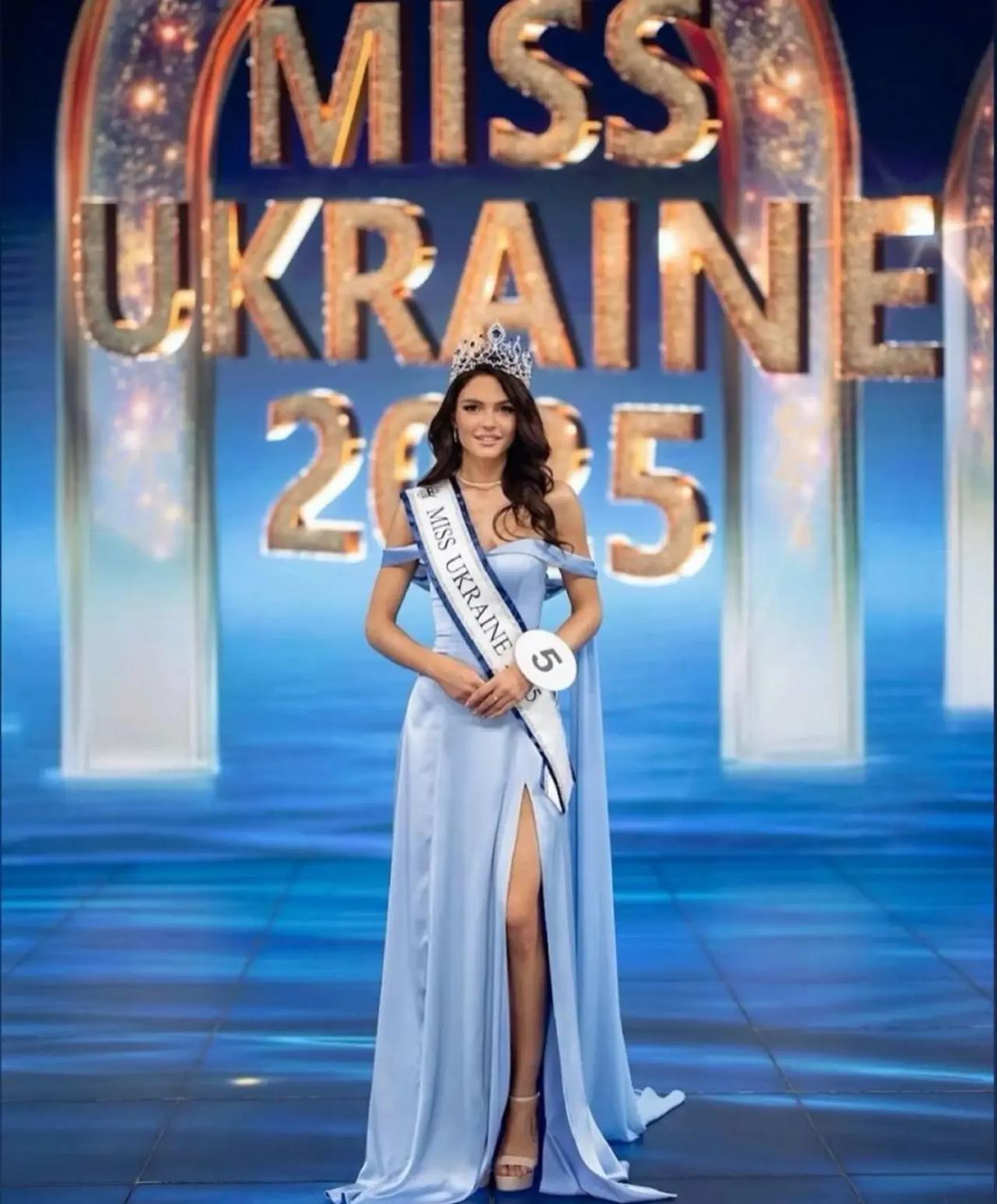 【敖德萨女孩加冕乌克兰小姐：战火下的美丽与民族象征】
来自敖德萨的18岁女孩瓦莱