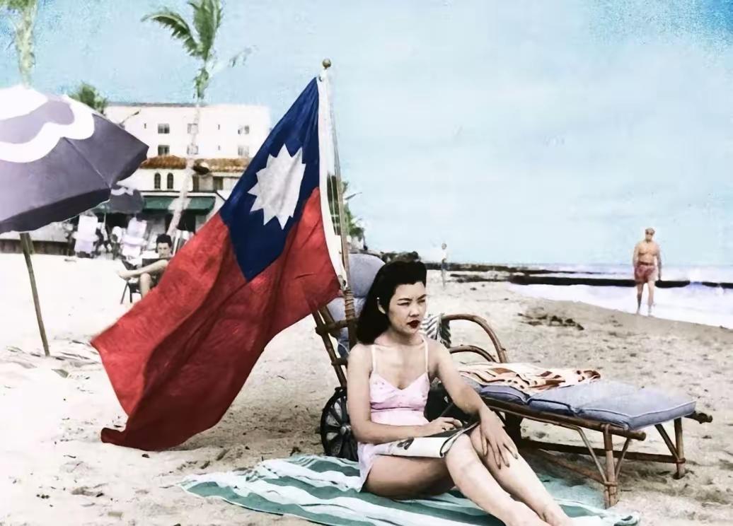 看到这张1941年12月底夏威夷海滩的照片，心里满是感慨。照片里的中国华侨女子躺