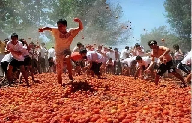 四枚氢弹，如死神之吻，骤然降临西班牙南部荒野！烈焰吞噬、森林燃烧、村民惊恐逃窜，