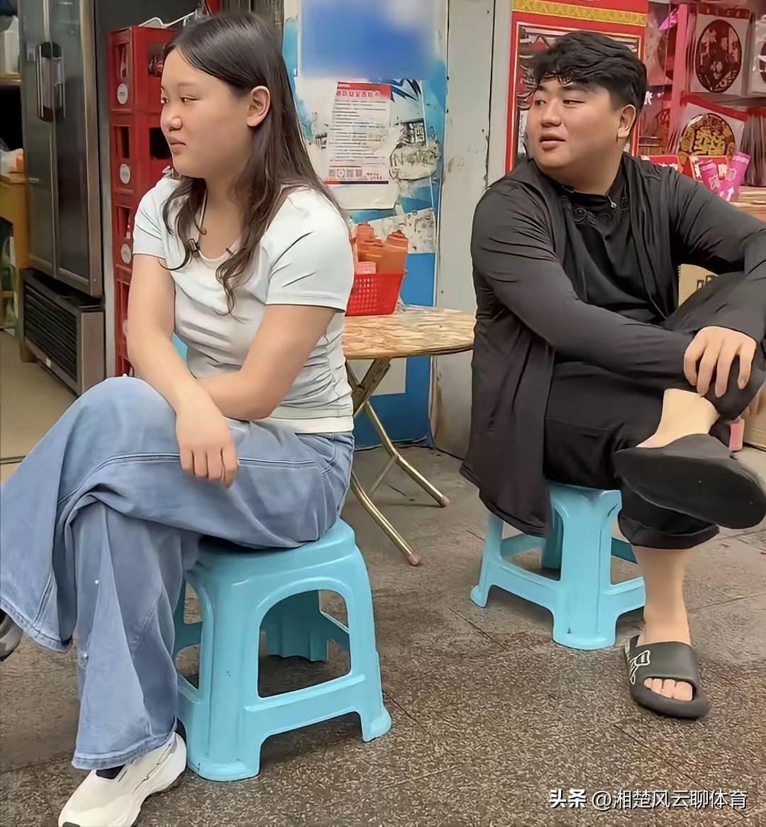 最近很多人在嗑全进华与张家齐的CP。
说实话，网友都是喜欢看热闹。
两人在一起，