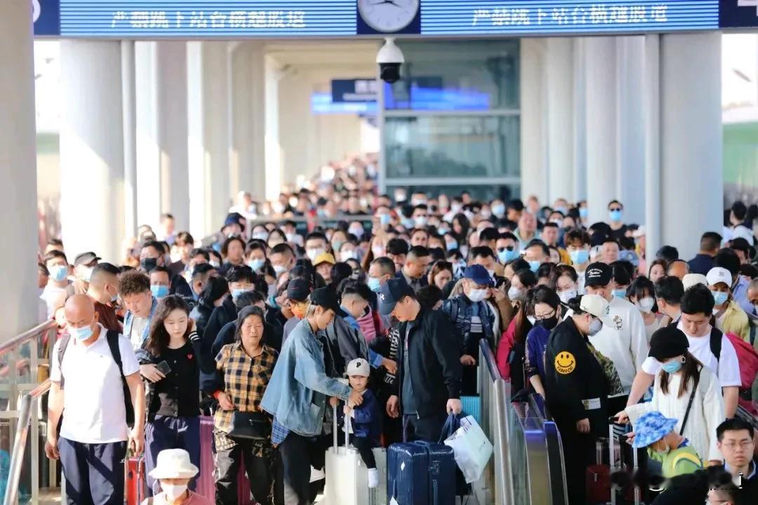 云南铁路年度发送旅客首次突破1亿人次，1月1日至12月15日，累计发送旅客1.0
