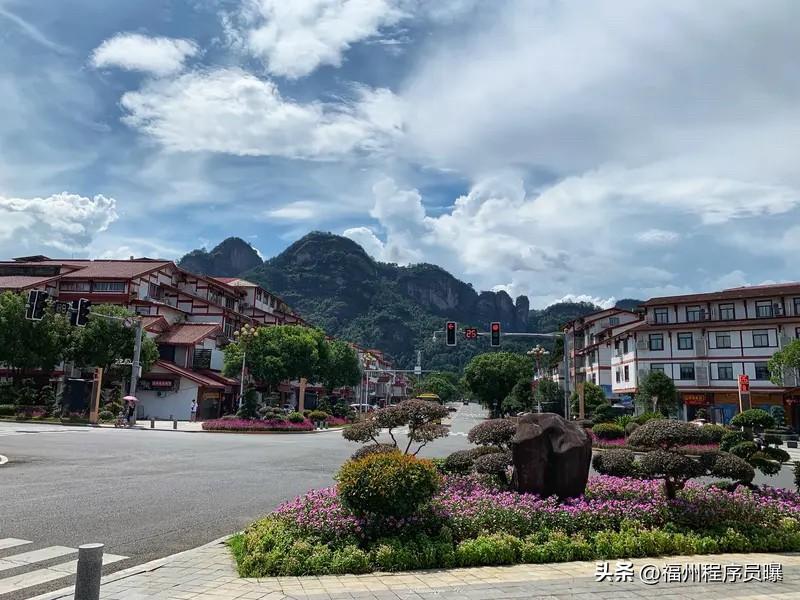 福建有什么城市改名前名字很好的？

福建改名最成功的城市是武夷山市，它原名“崇安