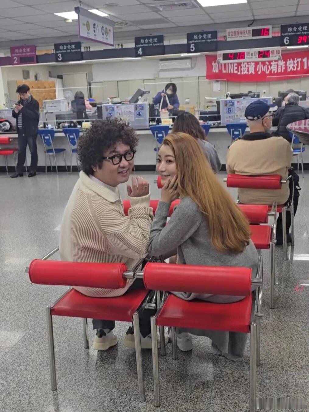纳豆结婚 台湾艺人纳豆和女友依依登记结婚两人恋爱长跑九年，今年11月求婚，27日