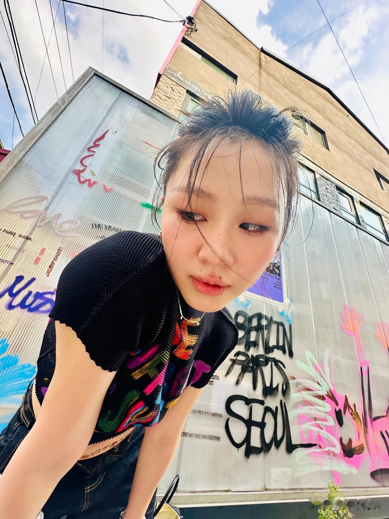 #金靖最潮辣妈# 
金靖是娱乐圈中怀孕了还工作的女星，她真的好拼啊！这穿搭如果不