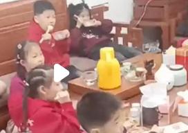 大年初一，广东陈先生家的大门刚打开一条缝，就被挤开了。23个孩子鱼贯而入，恭恭敬