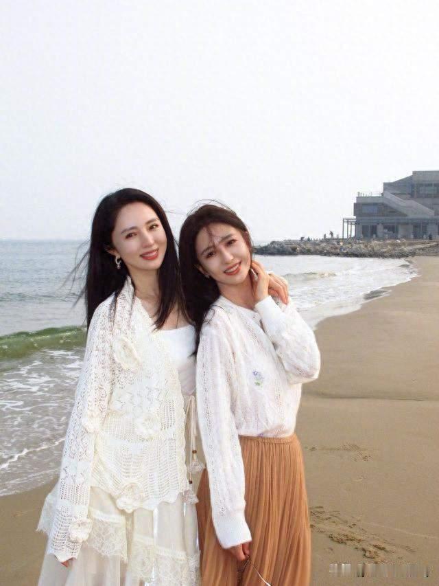 董璇佟丽娅海边搭人肉拱门，孩子们排队钻，这画面太治愈了