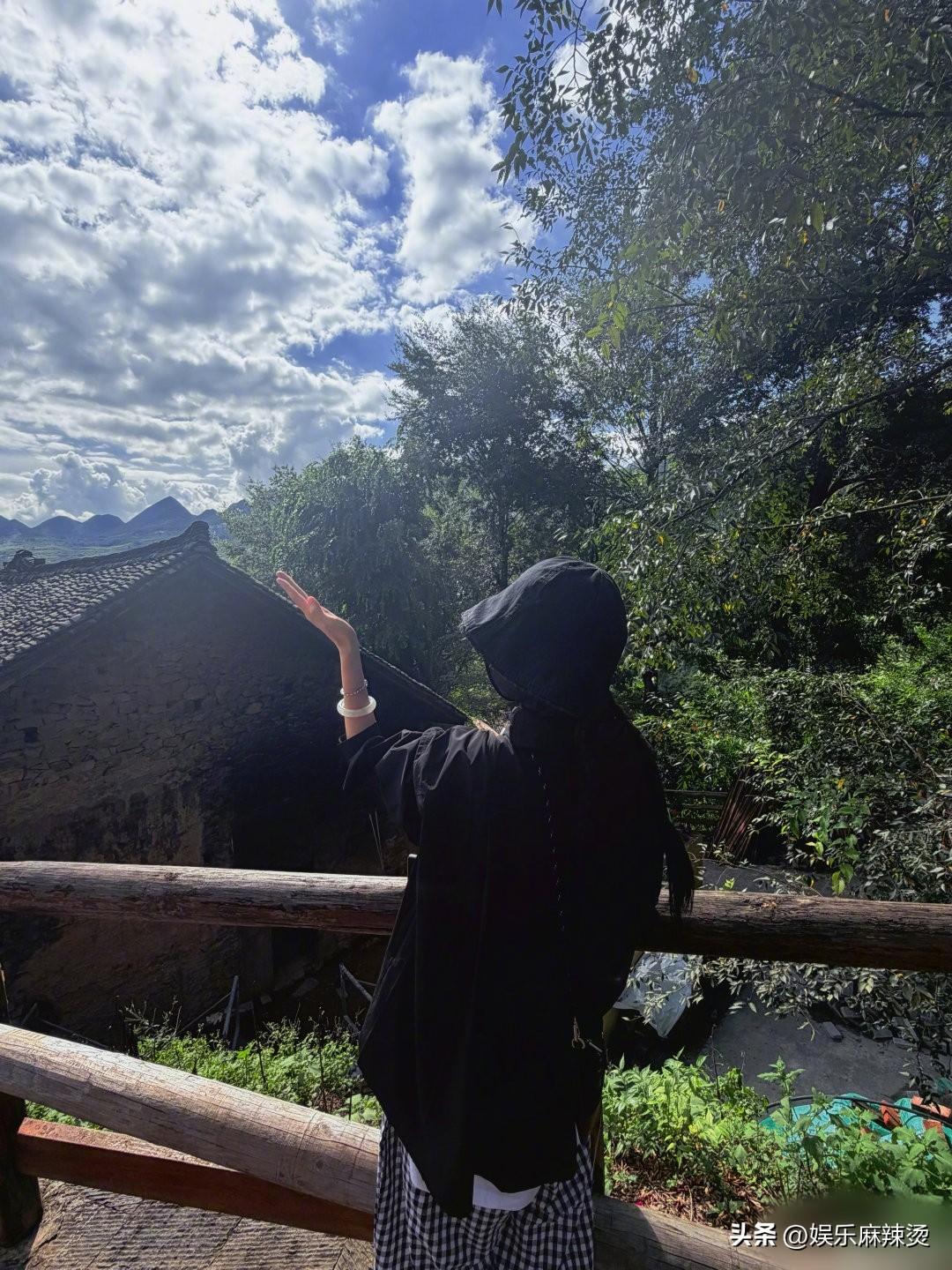 杨幂来我的家乡贵州了，杨幂晒照打卡贵阳阳明祠，我前几天才去过的地方，杨幂和我一样