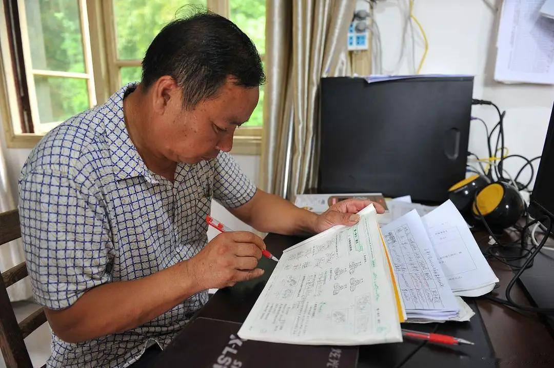 我教书整整三十年，从毛头小子熬成学校里的 “老古董”，见多了领导耍威风、同事玩心