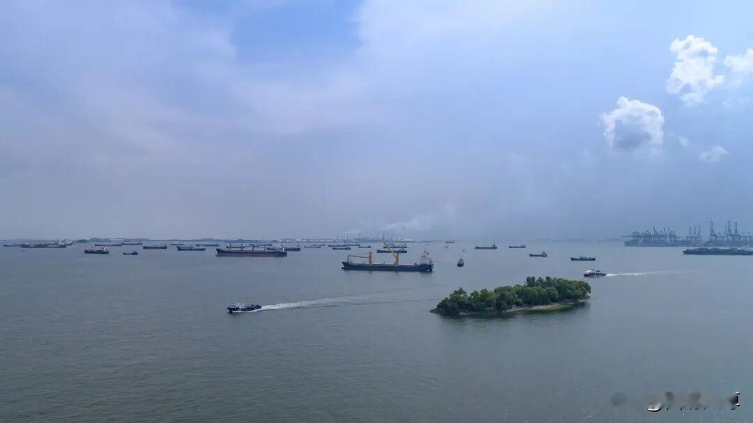 果然，印尼打算效仿伊朗，想对经过马六甲海峡的船舶征收通行费。当初伊朗采取收费的时