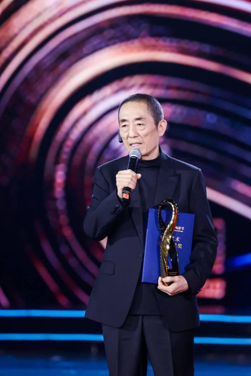 知名导演张艺谋受邀出席爆款剧集《主角》庆功晚宴，与主创团队齐聚一堂，共同庆贺作品