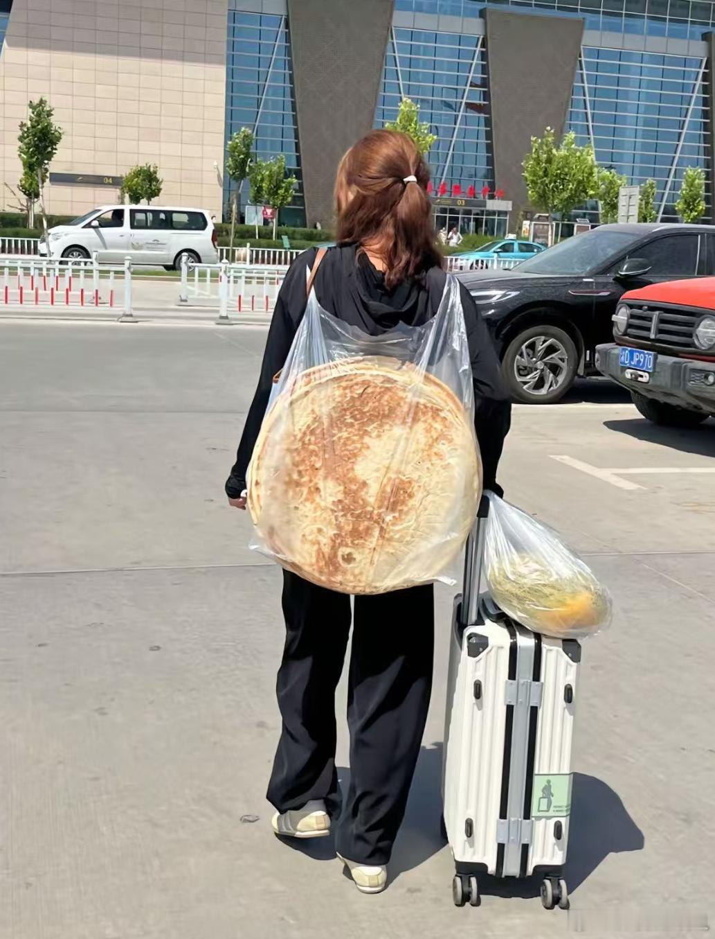 这美女被几个大饼是什么情况？ ​​​