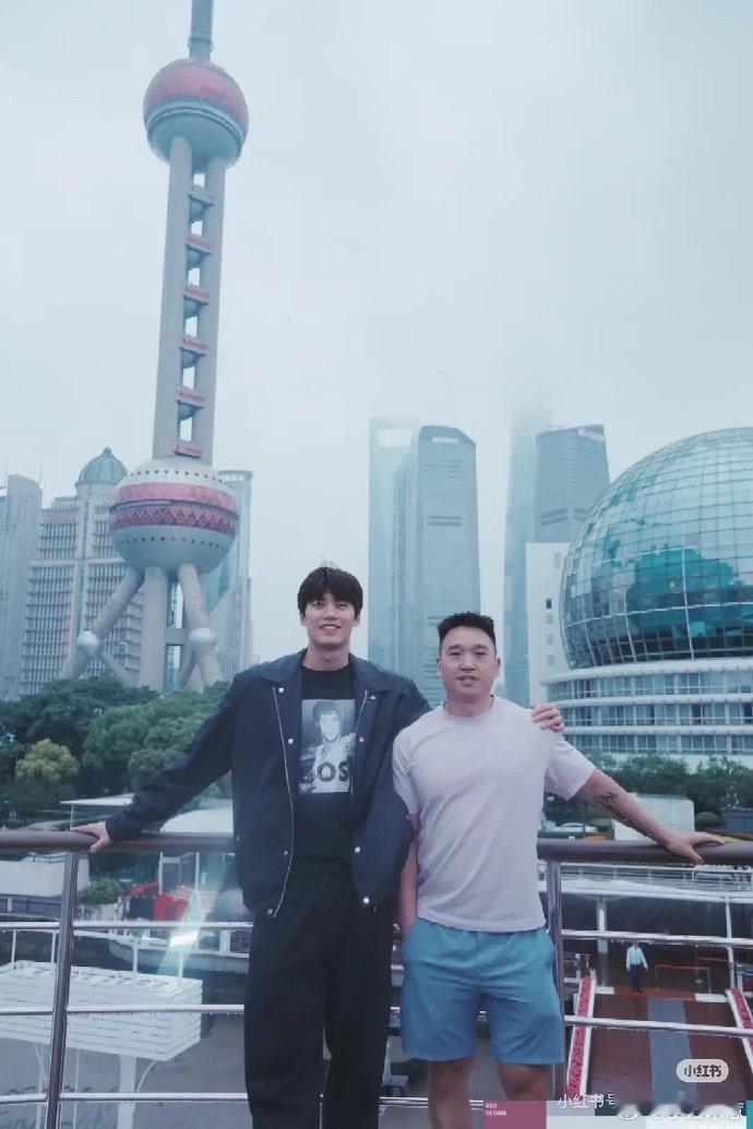 汪顺在他人镜头中比在自己镜头里更显帅气。 