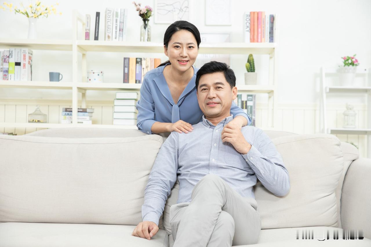 夫妻相处悟透这6条，日子越过越顺
 
人到中年，夫妻一定要看清身边人情冷暖，牢记
