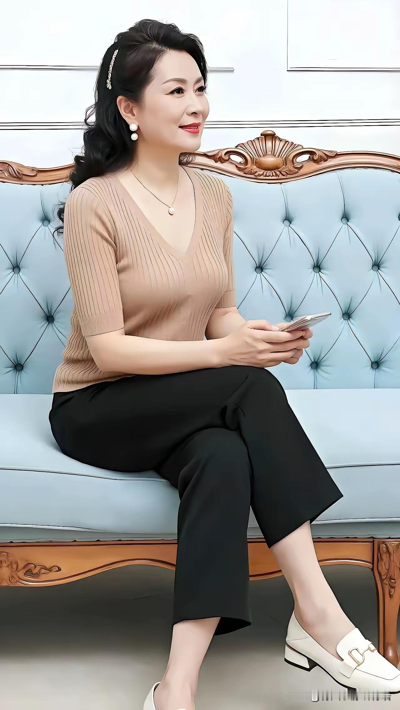 怎样才算是成熟稳重的女性?
 成熟稳重的女性
有不少独特表现。
举止上，她们稳重