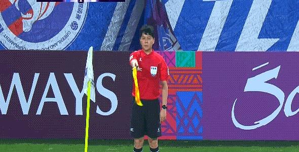 他还举旗示意越位。
 

日本神户队球员正庆祝着那个明显不越位的进球，韩国边裁却