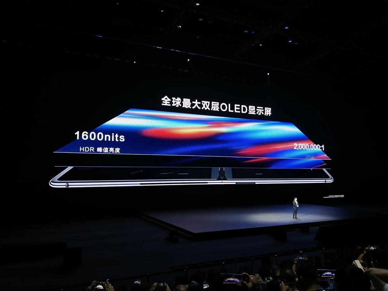 Fold 非凡大师来了！机身采用超轻薄折叠设计，18英寸大屏沉浸，13英寸小巧便