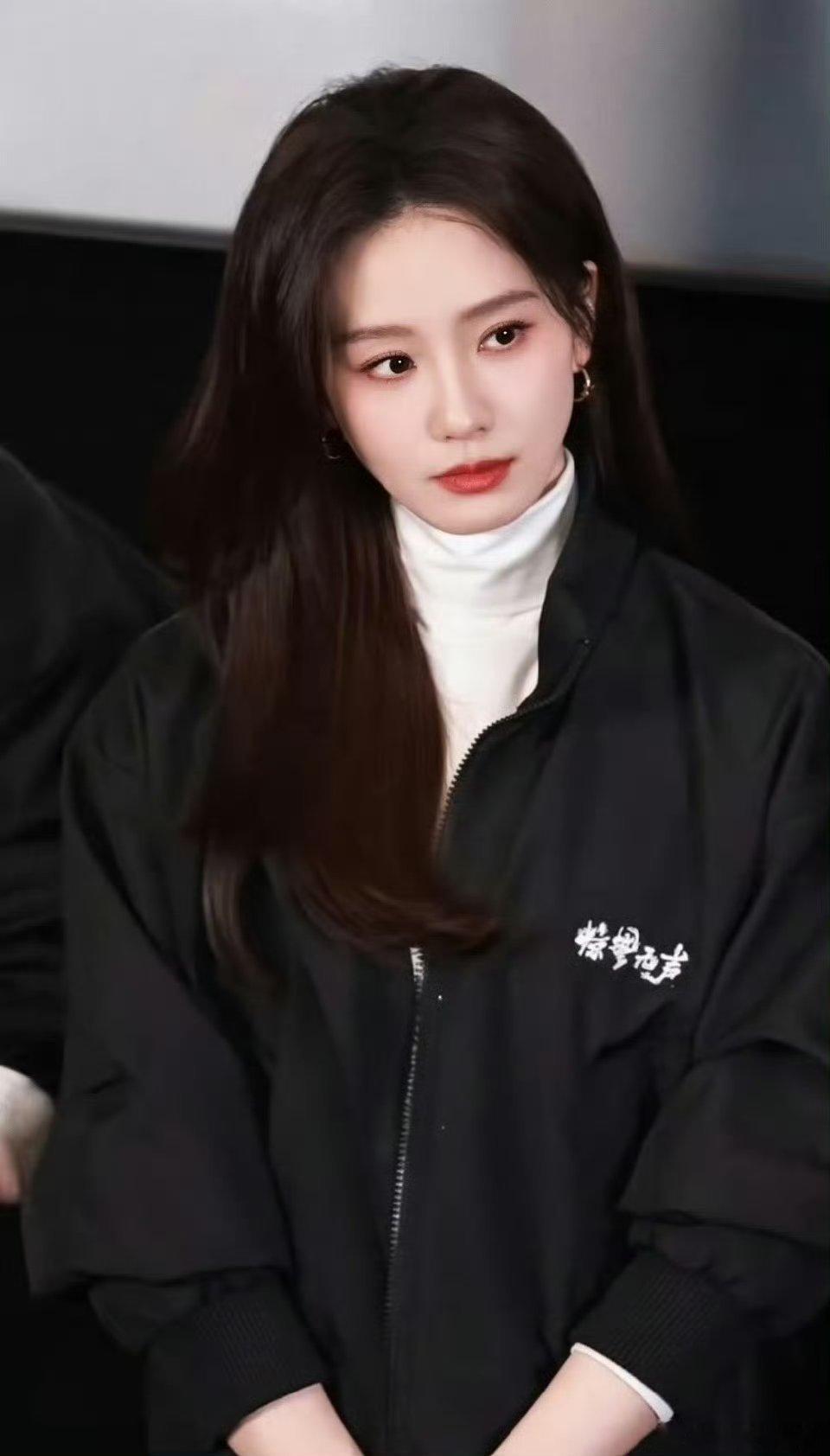 刘诗诗给杨幂拿话筒是这样伟大的诗幂！惊蛰无声路演幂跑的太快没来得及拿话筒，诗诗绕