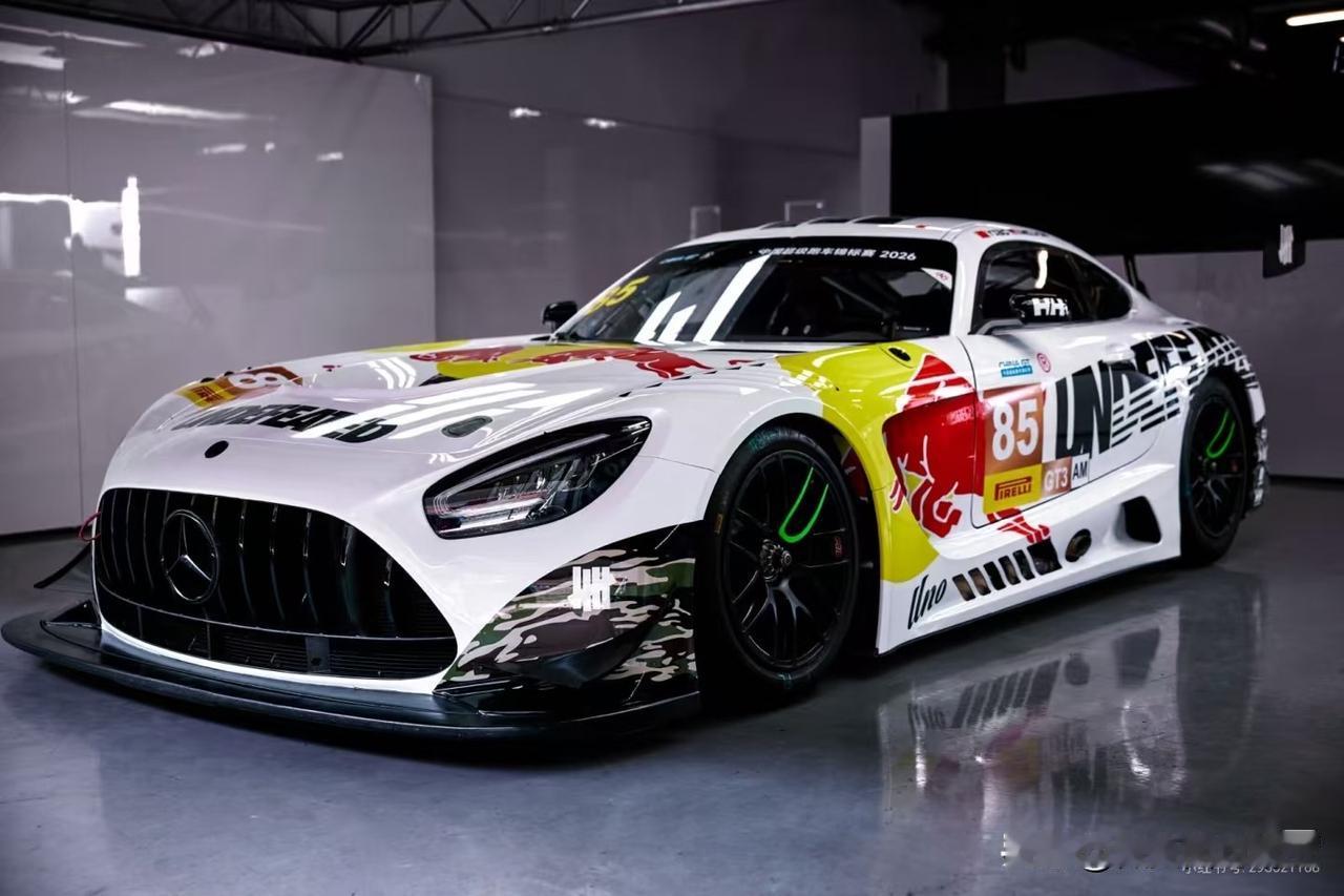 王一博的新车又换涂装了。
品牌可真宠他，时尚潮帅的新车衣时刻换不停。
私下练习要