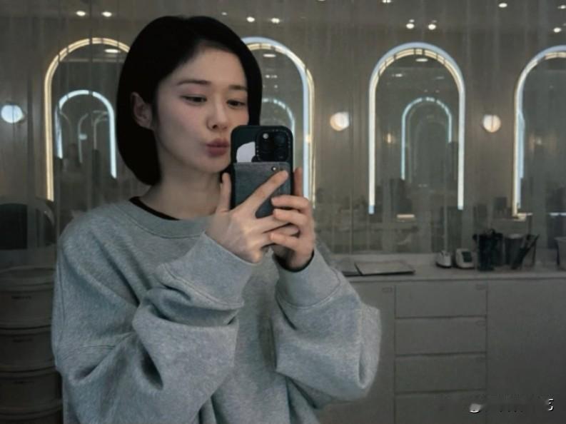 21日，演员张娜拉在自己的Instagram上上传了照片，她还暖心配文久违问候“