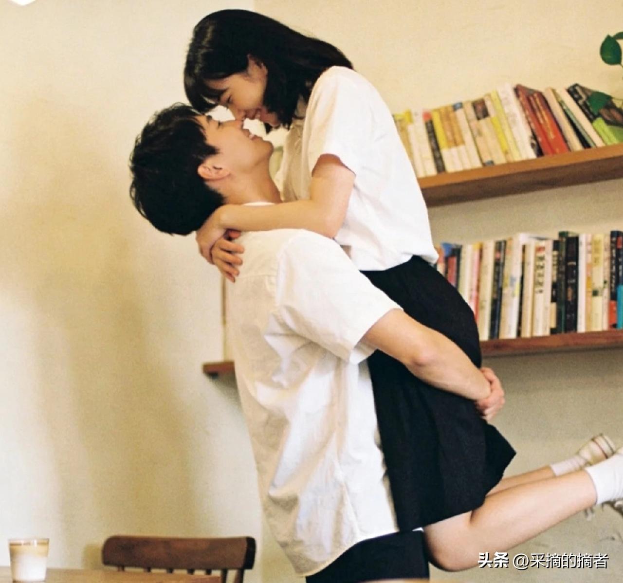 搞对象这事儿，
别傻了吧唧全交底
要的就是吊着他，逗着他
你稍微一勾手，他立马就