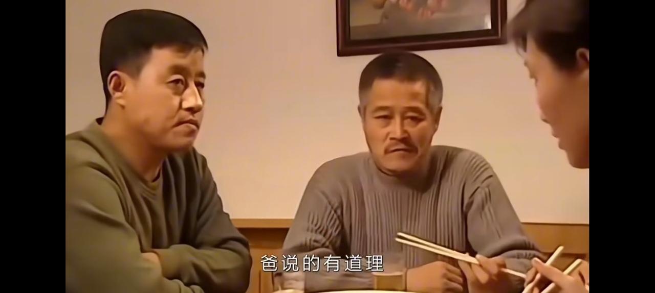 看赵本山吃饭真香。鸡蛋操一筷子往嘴里一放，放在嘴里咀嚼起来，简直感觉美食在向我们