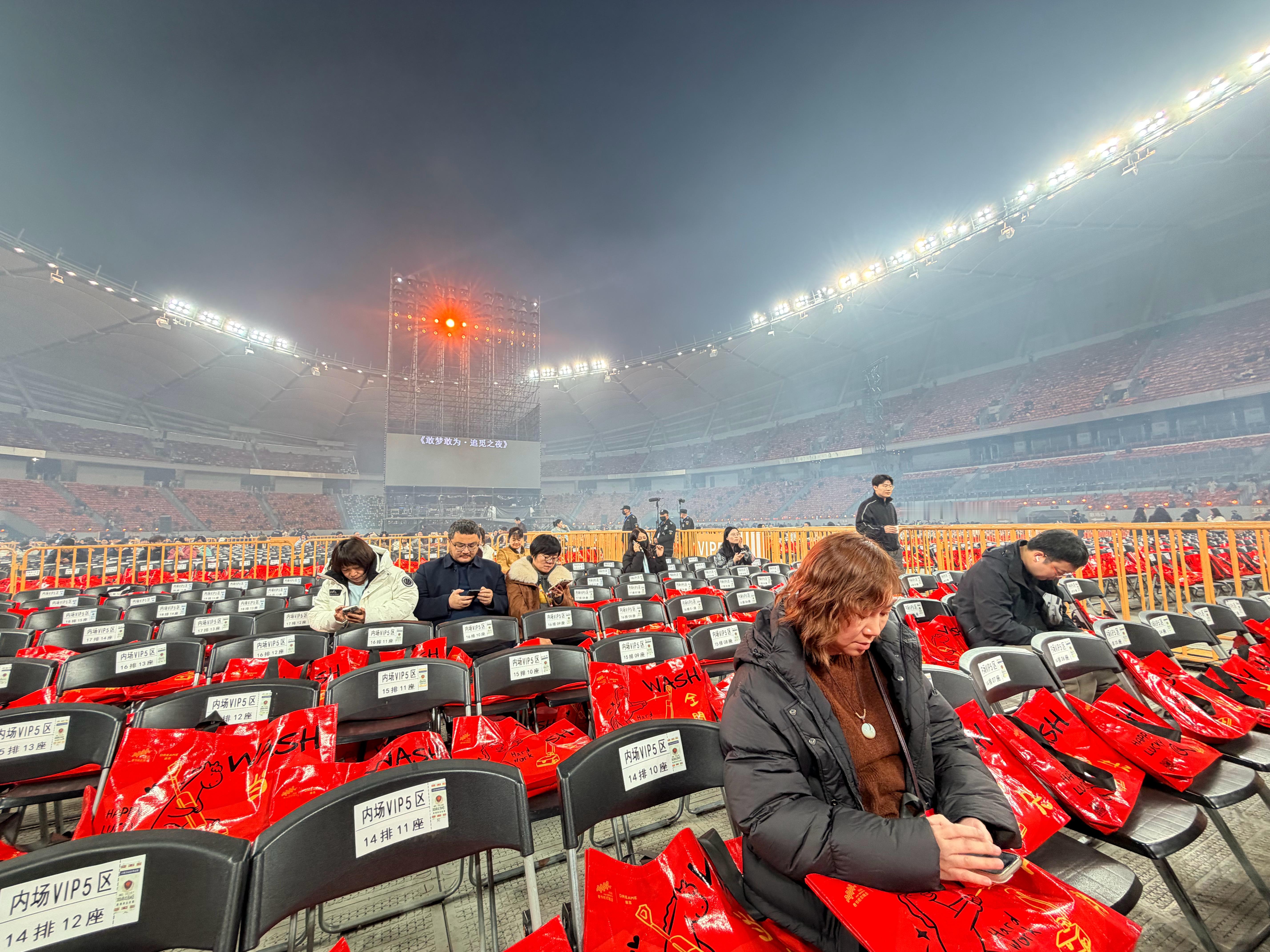 小梦到目的地啦，这内场的视角太棒了。就是有点好奇，为什么外面天气挺好，进来馆内，