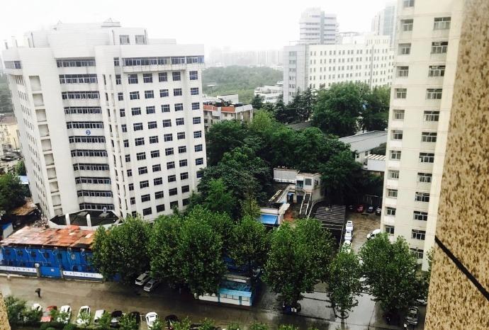 最近真是长了个心眼子！现在只要在公共场合，哪怕是不认识的人让我顺手帮拿个东西，我