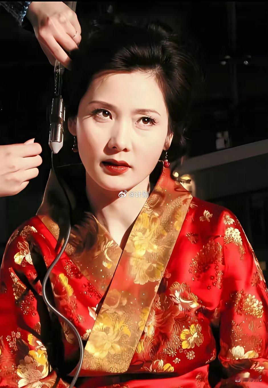 发现没有？这一些话从何赛飞嘴里说出来就感觉不一样，她对着粉丝们说：你们除了追星以