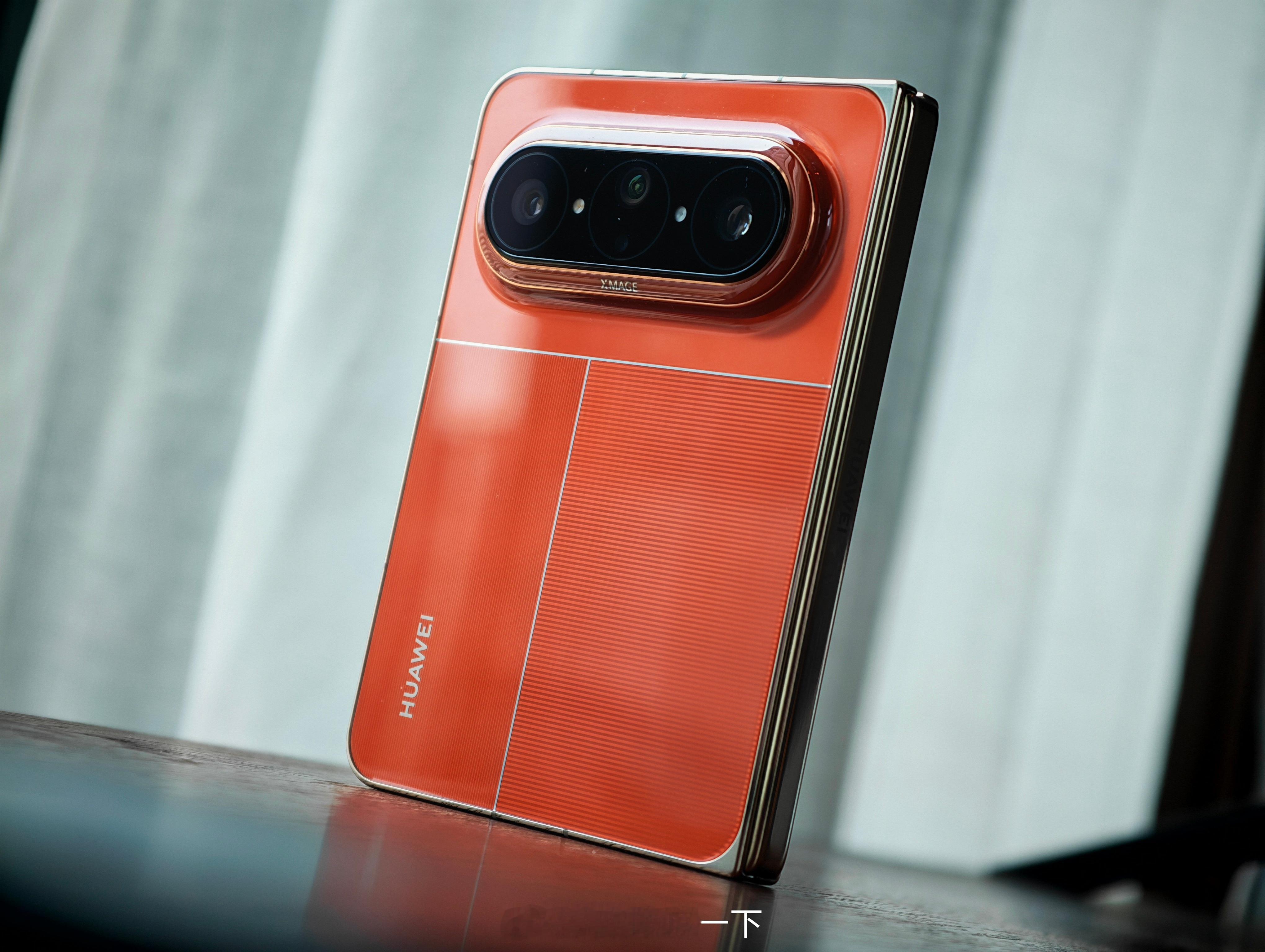 1万买华为折叠还是iPhone喜欢华为的不会看iPhone，喜欢苹果的不会看华为