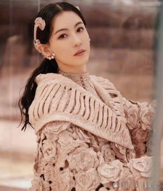 张柏芝不愧是“冻龄女神”！一袭玫瑰编织裙，优雅又高级！ 