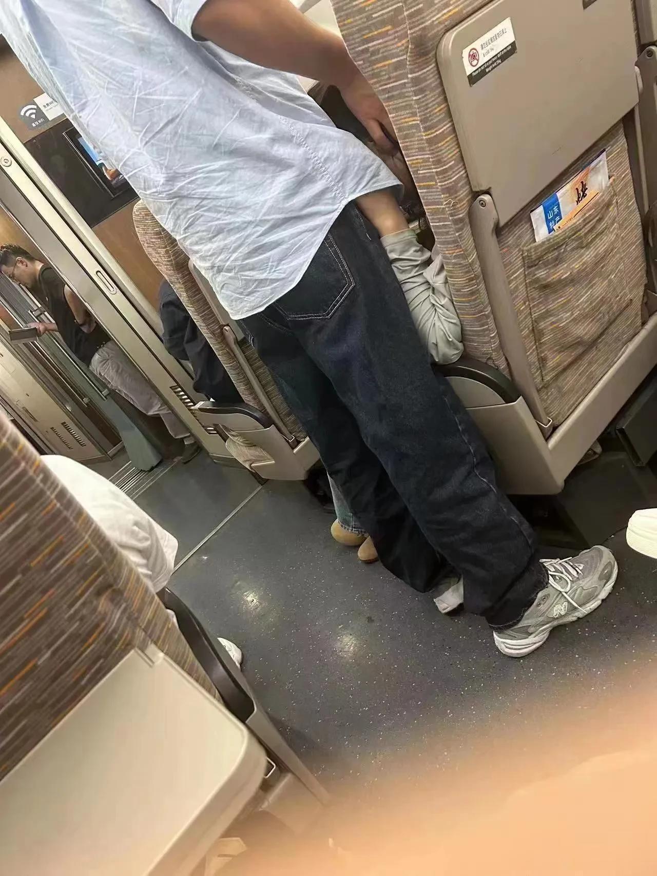 高铁一幕:难以理解为什么周边有空位非要一直站着
十分不理解现在的年轻人的想法明明