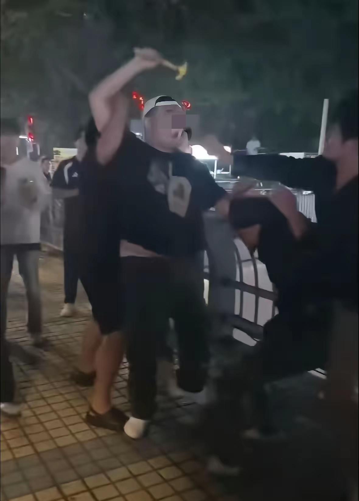 最是钱财动人心


2026年10月17日晚9点，在重庆观音桥附近的一个烧烤摊旁