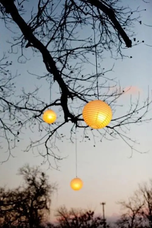 我站在万家灯火前，吻了我的人间。—— 木苏里 