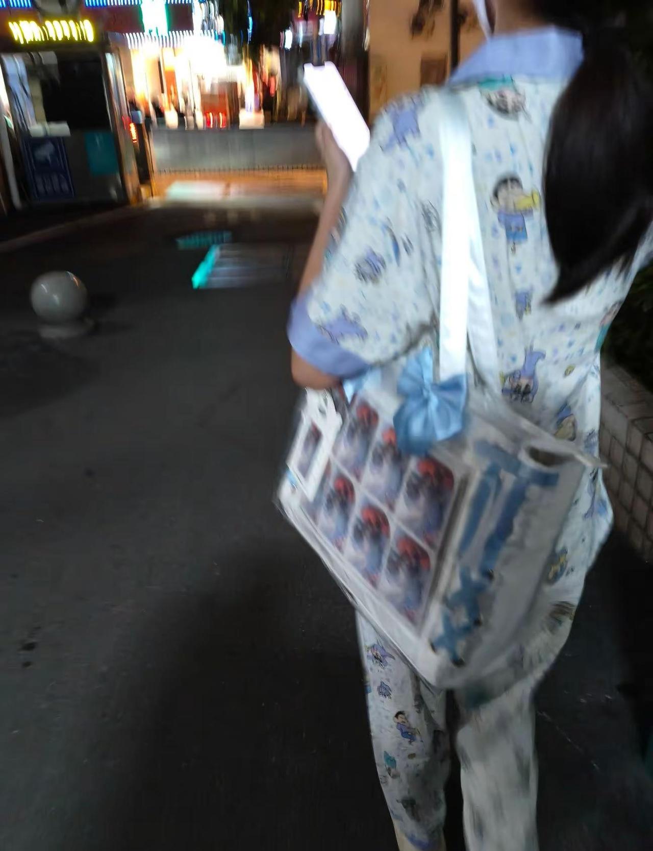 她小姨说:买了包包👜也没背出门的，结果人家背出来广州了😂😂😂她说:她穿了