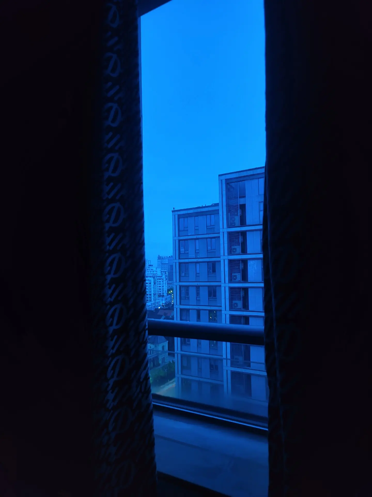 你看 天又亮了 。现在是凌晨4.51分 我还没睡 不知是夜赢了还是我赢了
