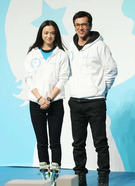 自从嫁给韩国大导演就销声匿迹了，自从结了婚就当起家庭主妇了，老公长的文质彬彬一看