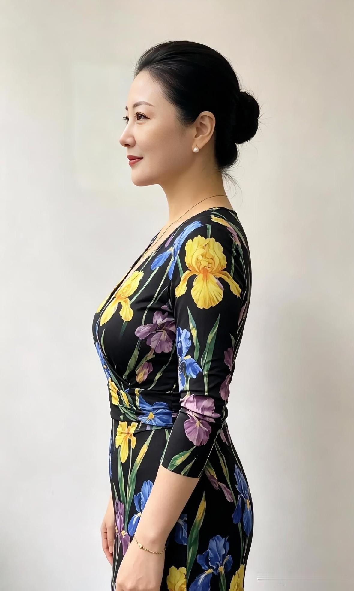 墨色裙裾绽鸢尾，发髻温婉衬侧颜。珍珠耳畔凝光，柔荑轻垂，静立如诗，优雅自成一幅流