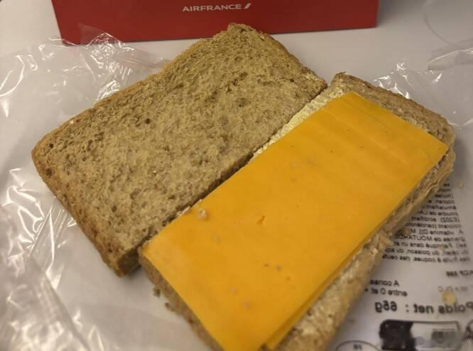 【法航“起飞前餐点”曝光！网友吐槽：像监狱午餐】海外新鲜事 选择航空公司时，机上