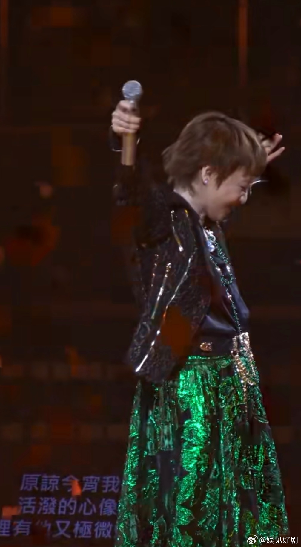 陈慧娴大合唱是跟伍佰学的指挥吗这不就是男有伍佰，女有陈慧娴嘛[哈哈]太好了，两个