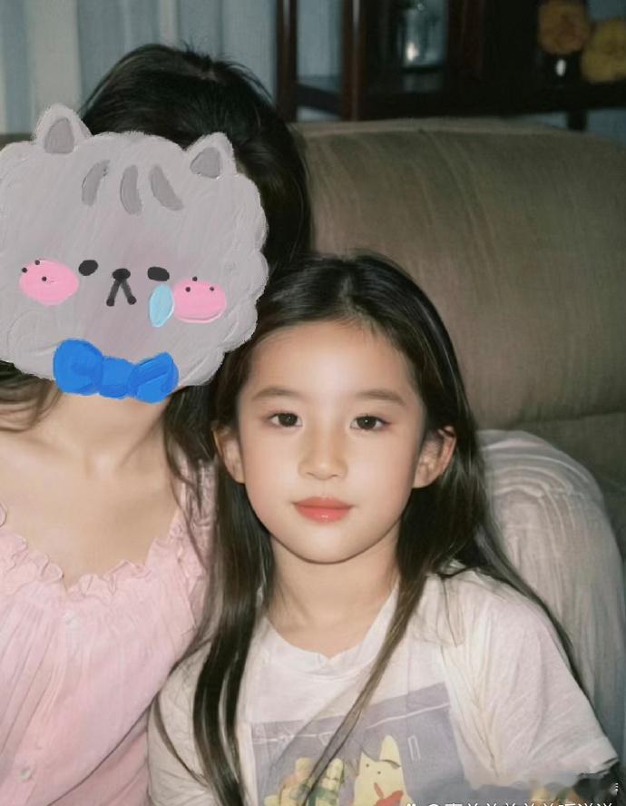 这两个小女孩都可以演刘亦菲小时候吧！ 