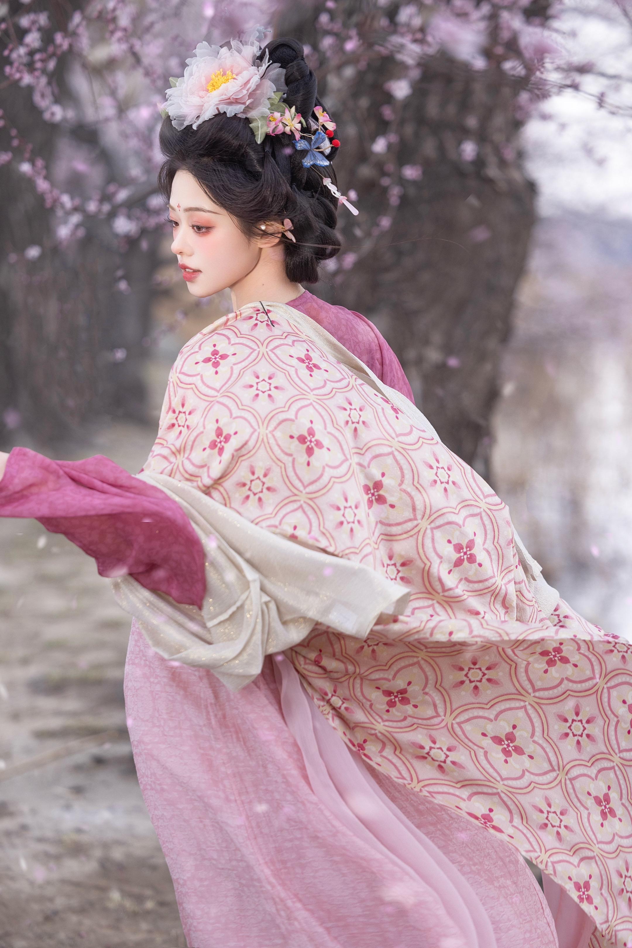 ‘ 听、风里桃花飘落的声音 ’